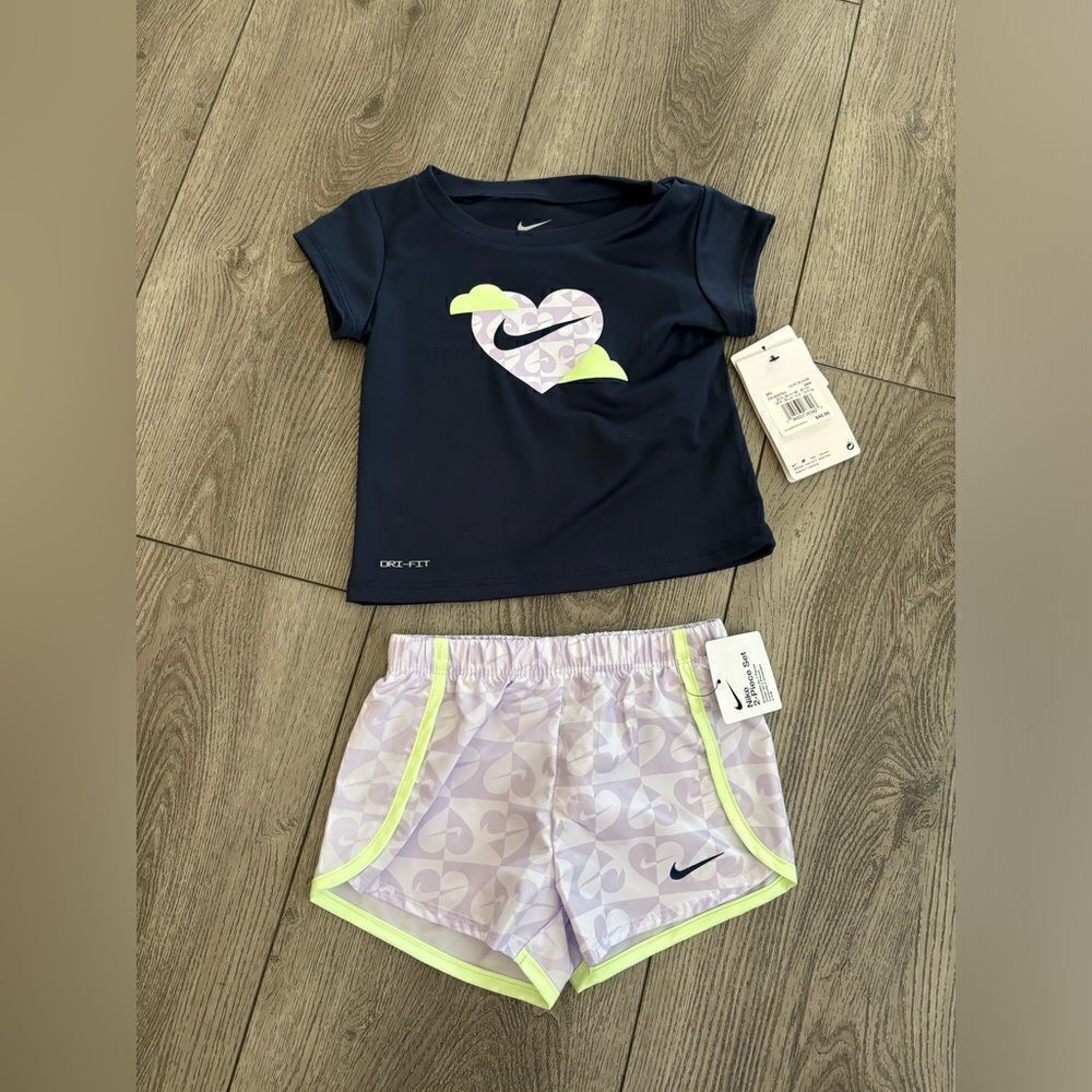 Nike girls 2 pc set with graphic shirt very beautiful colors